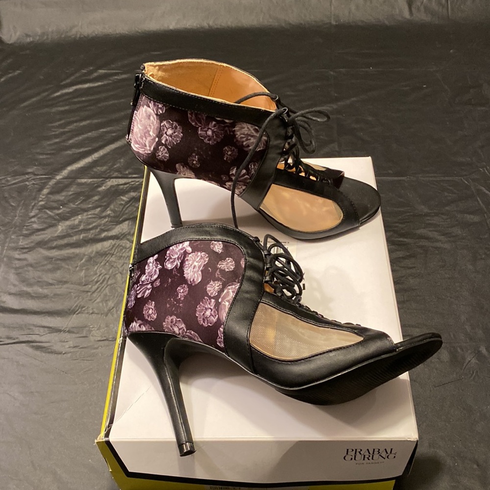 Shoes - Picture 2 of 4